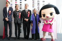 左からアニメーション部門の大賞を受賞したBoris LABBE、アート部門の大賞を受賞した古館健、Boichi、功労賞を受賞した小池一子、エンターテインメント部門を受賞した「チコちゃんに叱られる！」よりチコちゃん。