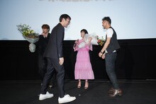 花束を贈呈される宮野真守、沢城みゆき。