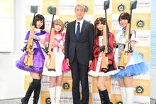 公益社団法人日本ライフル射撃協会の公認宣伝大使就任式の様子。左から熊田茜音、Machico、松丸喜一郎会長、南早紀、八巻アンナ。