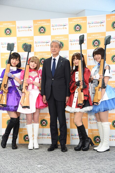 公益社団法人日本ライフル射撃協会の公認宣伝大使就任式の様子。左から熊田茜音、Machico、松丸喜一郎会長、南早紀、八巻アンナ。