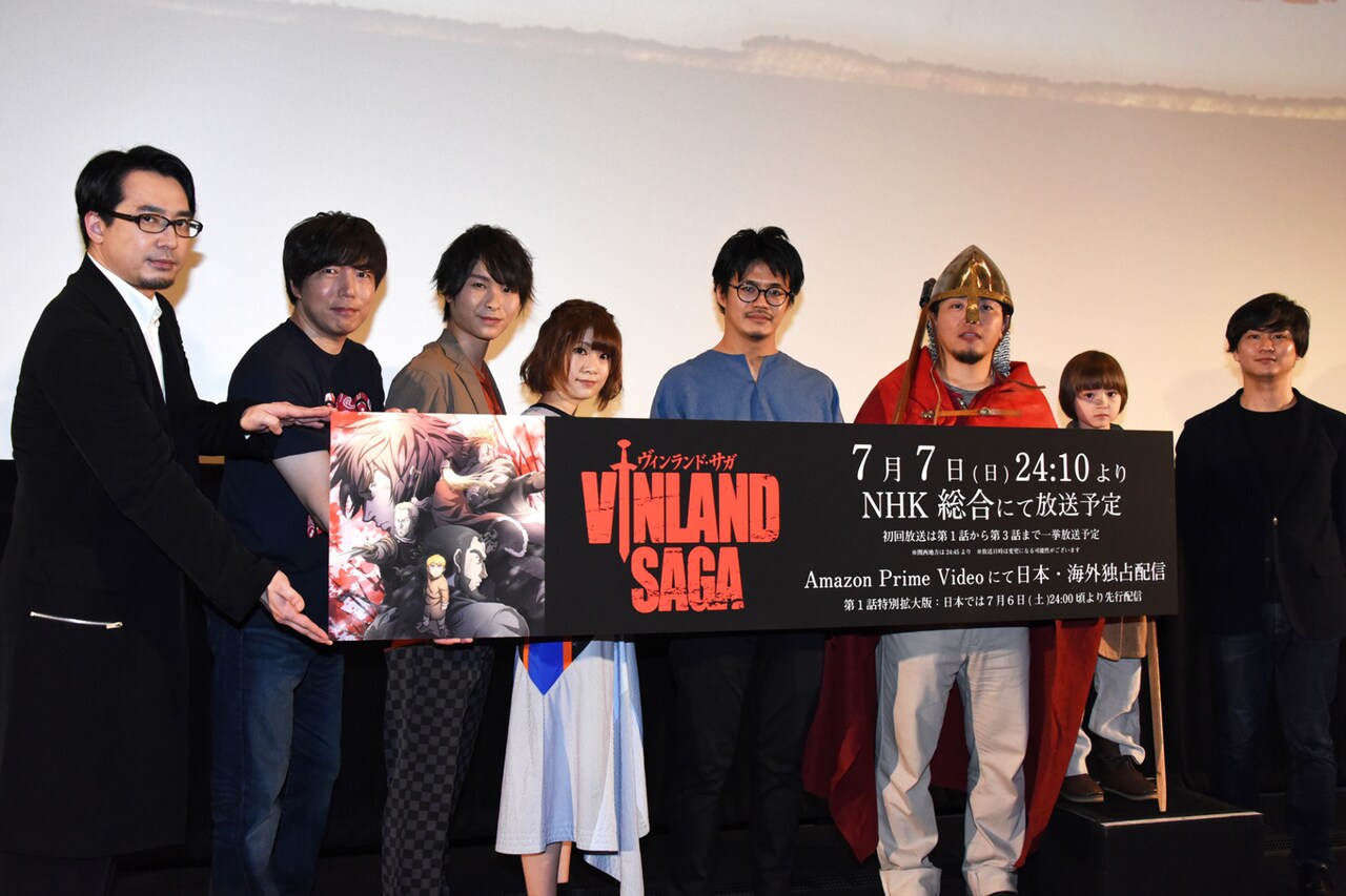TVアニメ「ヴィンランド・サガ」プレミア上映会の様子。左からビョルン役の安元洋貴、トールズ役の松田健一郎、トルフィン役の上村祐翔、トルフィンの幼少期役の石上静香、籔田修平監督、幸村誠、トルフィン衣装を着た子供、藤山直廉プロデューサー。