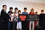 TVアニメ「ヴィンランド・サガ」プレミア上映会の様子。左からビョルン役の安元洋貴、トールズ役の松田健一郎、トルフィン役の上村祐翔、トルフィンの幼少期役の石上静香、籔田修平監督、幸村誠、トルフィン衣装を着た子供、藤山直廉プロデューサー。