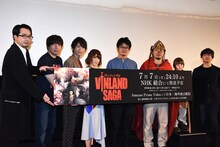 TVアニメ「ヴィンランド・サガ」プレミア上映会の様子。左からビョルン役の安元洋貴、トールズ役の松田健一郎、トルフィン役の上村祐翔、トルフィンの幼少期役の石上静香、籔田修平監督、幸村誠、トルフィン衣装を着た子供、藤山直廉プロデューサー。