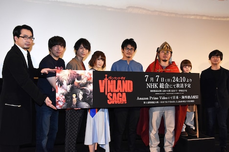 TVアニメ「ヴィンランド・サガ」プレミア上映会の様子。左からビョルン役の安元洋貴、トールズ役の松田健一郎、トルフィン役の上村祐翔、トルフィンの幼少期役の石上静香、籔田修平監督、幸村誠、トルフィン衣装を着た子供、藤山直廉プロデューサー。