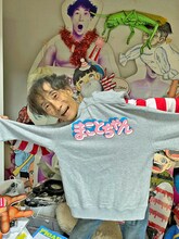 「まことちゃん」ジップアップパーカーと楳図かずお。