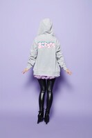 「まことちゃん」ジップアップパーカーの着用イメージ。