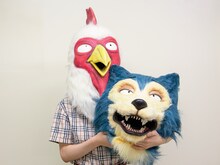 「BEASTARS」レゴムのマスクを被った板垣巴留と、レゴシのマスク。