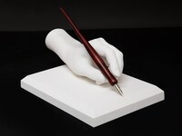 板垣巴留の手をかたどった石膏製モニュメントと、愛用ペン。