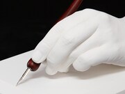 板垣巴留の手をかたどった石膏製モニュメントと、愛用ペン。