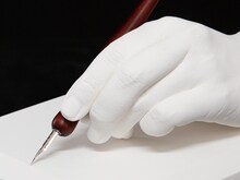 板垣巴留の手をかたどった石膏製モニュメントと、愛用ペン。