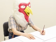 板垣巴留の手をかたどった石膏製モニュメントと、愛用ペン。