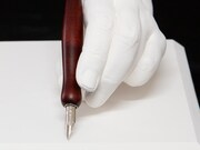 板垣巴留の手をかたどった石膏製モニュメントと、愛用ペン。