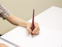 板垣巴留の手をかたどった石膏製モニュメントと、愛用ペン。