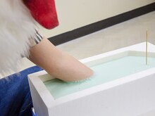 石膏の型を取る板垣巴留。