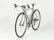 ドラマ「弱虫ペダル」で小越勇輝演じる小野田坂道が使用したロードバイク。