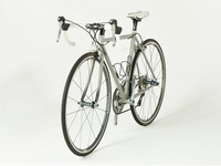 ドラマ「弱虫ペダル」で小越勇輝演じる小野田坂道が使用したロードバイク。