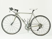 ドラマ「弱虫ペダル」で小越勇輝演じる小野田坂道が使用したロードバイク。