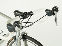 ドラマ「弱虫ペダル」で小越勇輝演じる小野田坂道が使用したロードバイク。