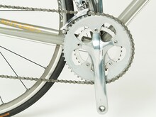 ドラマ「弱虫ペダル」で小越勇輝演じる小野田坂道が使用したロードバイク。