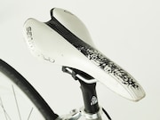 ドラマ「弱虫ペダル」で小越勇輝演じる小野田坂道が使用したロードバイク。