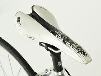 ドラマ「弱虫ペダル」で小越勇輝演じる小野田坂道が使用したロードバイク。