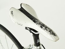 ドラマ「弱虫ペダル」で小越勇輝演じる小野田坂道が使用したロードバイク。