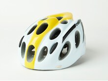 ドラマ「弱虫ペダル」で小越勇輝演じる小野田坂道が使用したロードバイクのヘルメット。