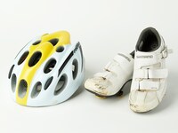 ドラマ「弱虫ペダル」で小越勇輝演じる小野田坂道が使用したロードバイクのヘルメットとシューズ。