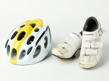 ドラマ「弱虫ペダル」で小越勇輝演じる小野田坂道が使用したロードバイクのヘルメットとシューズ。