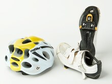 ドラマ「弱虫ペダル」で小越勇輝演じる小野田坂道が使用したロードバイクのヘルメットとシューズ。