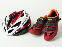 ドラマ「弱虫ペダル」で深澤大河演じる鳴子章吉が使用したヘルメットとビンディングシューズ。