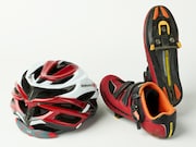 ドラマ「弱虫ペダル」で深澤大河演じる鳴子章吉が使用したヘルメットとビンディングシューズ。