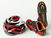 ドラマ「弱虫ペダル」で深澤大河演じる鳴子章吉が使用したヘルメットとビンディングシューズ。