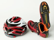 ドラマ「弱虫ペダル」で深澤大河演じる鳴子章吉が使用したヘルメットとビンディングシューズ。