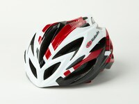 ドラマ「弱虫ペダル」で深澤大河演じる鳴子章吉が使用したヘルメットとビンディングシューズ。