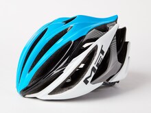 ドラマ「弱虫ペダル」で木村達成演じる今泉俊輔が使用したヘルメット。