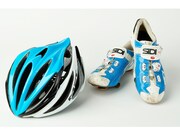 ドラマ「弱虫ペダル」で木村達成演じる今泉俊輔が使用したヘルメットとシューズ。