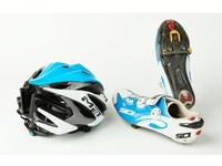 ドラマ「弱虫ペダル」で木村達成演じる今泉俊輔が使用したヘルメットとシューズ。