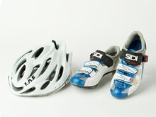 ドラマ「弱虫ペダル」で植田圭輔演じる真波山岳が使用したヘルメットとビンディングシューズ。