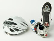 ドラマ「弱虫ペダル」で植田圭輔演じる真波山岳が使用したヘルメットとビンディングシューズ。