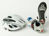 ドラマ「弱虫ペダル」で植田圭輔演じる真波山岳が使用したヘルメットとビンディングシューズ。