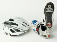 ドラマ「弱虫ペダル」で植田圭輔演じる真波山岳が使用したヘルメットとビンディングシューズ。