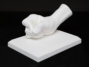 板垣恵介の手をかたどった石膏製モニュメント。