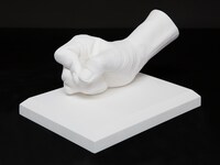 板垣恵介の手をかたどった石膏製モニュメント。