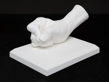 板垣恵介の手をかたどった石膏製モニュメント。