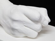 板垣恵介の手をかたどった石膏製モニュメント。板垣恵介の手をかたどった石膏製モニュメント。