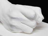 板垣恵介の手をかたどった石膏製モニュメント。板垣恵介の手をかたどった石膏製モニュメント。