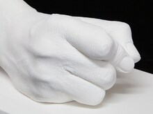 板垣恵介の手をかたどった石膏製モニュメント。板垣恵介の手をかたどった石膏製モニュメント。