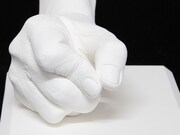 板垣恵介の手をかたどった石膏製モニュメント。