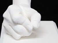 板垣恵介の手をかたどった石膏製モニュメント。